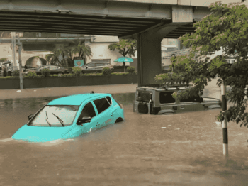 Mùa lũ nên mua bảo hiểm để bảo vệ xe của mình!